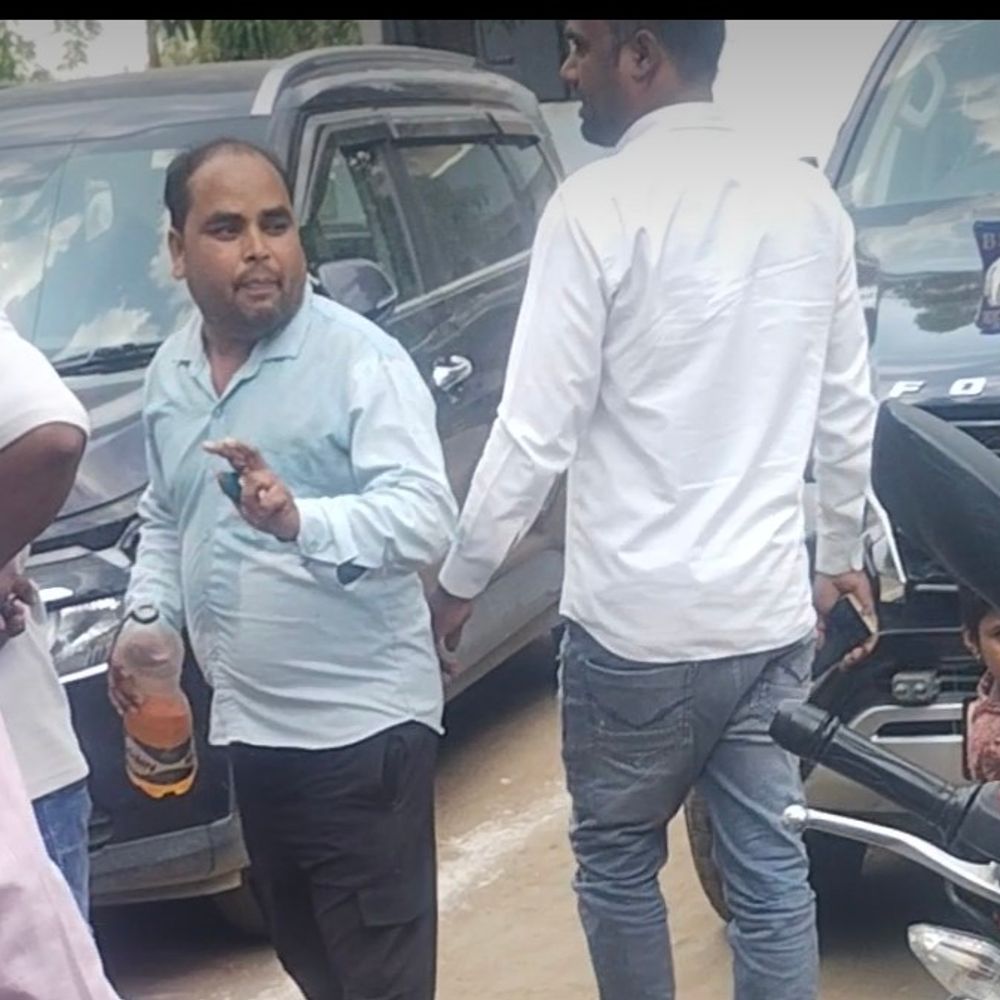 बीएसपी बैठक में युवक ने खुद पर पेट्रोल डाला:ललितपुर में कार्यकर्ता पर बीमा के नाम पर पैसे हड़पने का आरोप