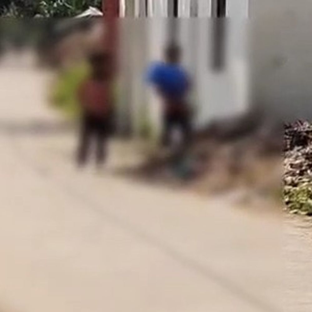 कुशीनगर मे बच्चों से स्कूल का कूड़ा फिंकवाया, VIDEO:हेडमास्टर को नोटिस जारी, सफाई में कहा- किचन गार्डन की देखभाल का हिस्सा था काम