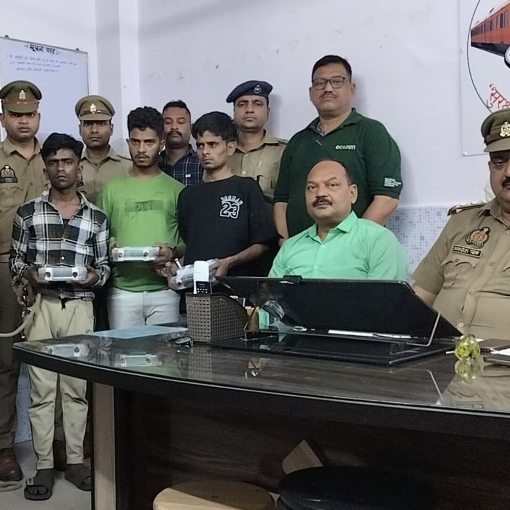 प्रयागराज में अंतरराज्यीय चोर गिरोह के 3 सदस्य गिरफ्तार:2 मोबाइल और सैनिक के दस्तावेज बरामद, GRP और RPF ने की कार्रवाई