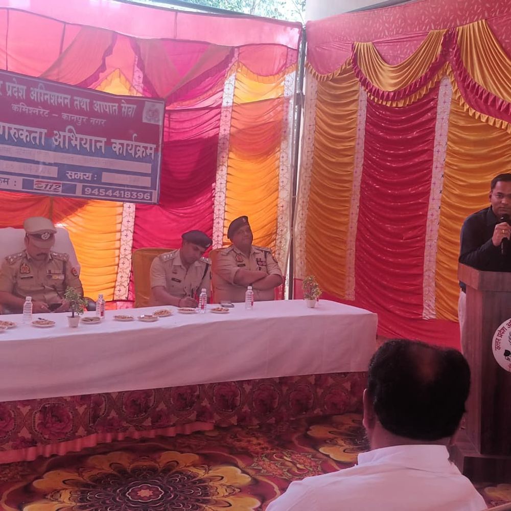 एडिशनल कमिश्नर विपिन ताडा ने लोगो को किया जागरूक:घाटमपुर में अग्नि सुरक्षा अभियान, ग्रामीणों को बचाव के तरीके बताए