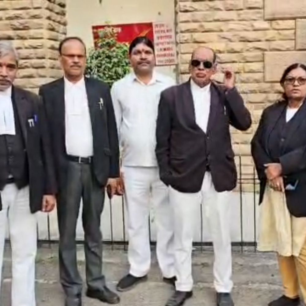 अर्बन बाजार निर्माण के खिलाफ हाईकोर्ट में याचिका दाखिल:सरोजिनी नायडू मार्ग पर 50 से अधिक दुकानदार बाजार के विरोध में धरने पर बैठे