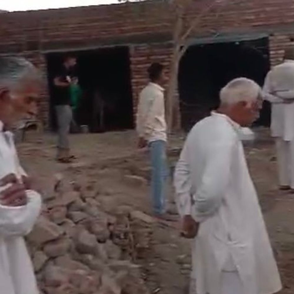 हांसी में प्रशासन की टीम ने रुकवाया अवैध निर्माण:  मंदिर- तालाब की जमीन पर बनाया जा रहा भवन, ग्रामीणों ने की थी डीसी से शिकायत – Hansi News