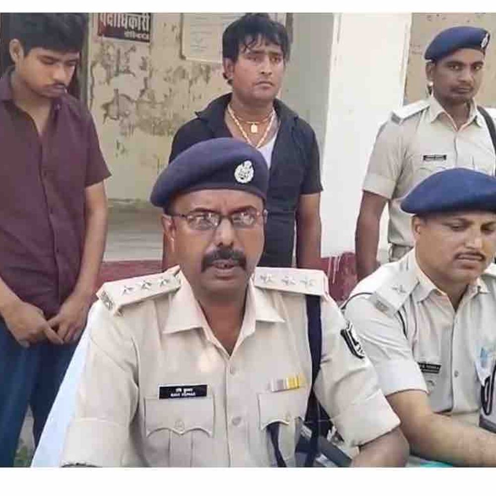 मोतिहारी हनुमान मंदिर मुकुट चोरी में 2 आरोपी गिरफ्तार:24 घंटे में बरामद, पुजारी बनकर मंदिर में रह रहा था