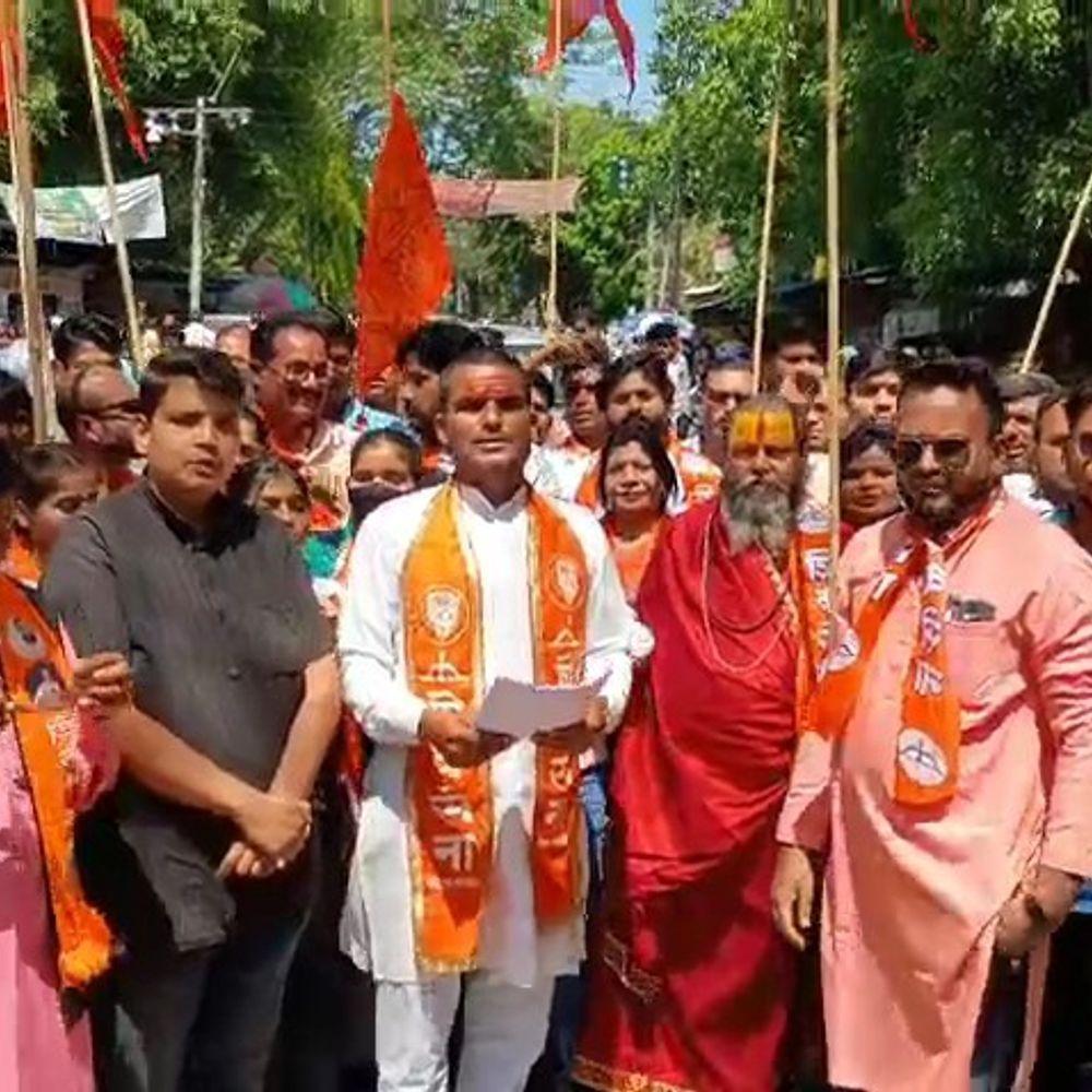 शिवसेना ने निजी स्कूलों की मनमानी फीस के खिलाफ प्रदर्शन:महंगी किताबों और एडमिशन फीस पर नियंत्रण करने की मांग