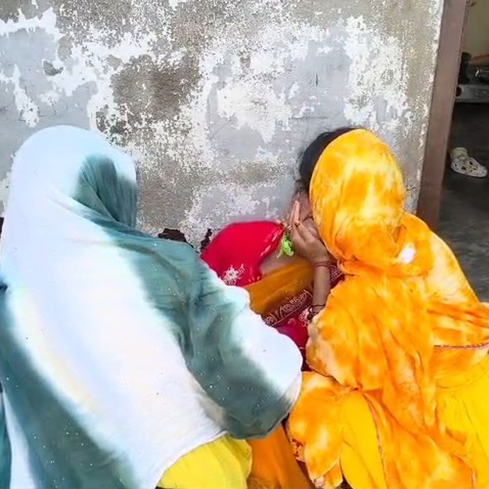 वृंदावन में महिला ने फांसी लगाकर आत्महत्या की:किशोरी कुंज आश्रम के पास मिली लाश, पुलिस जांच में जुटी