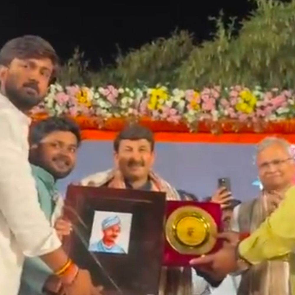 बलिया में मंगल पांडेय का शहादत दिवस मनाया:मनोज तिवारी ने दी प्रस्तुति, भारत रत्न की मांग उठी