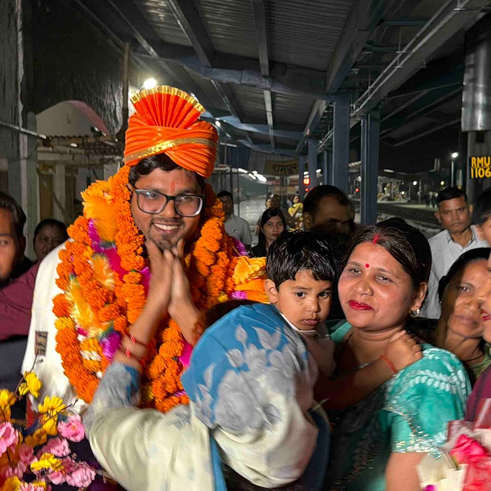 UPPCS में सफल दीपक लोधी का रामपुर में स्वागत:ढोल-नगाड़ों के बीच जश्न, लोगों ने फूल-मालाओं से किया अभिनंदन