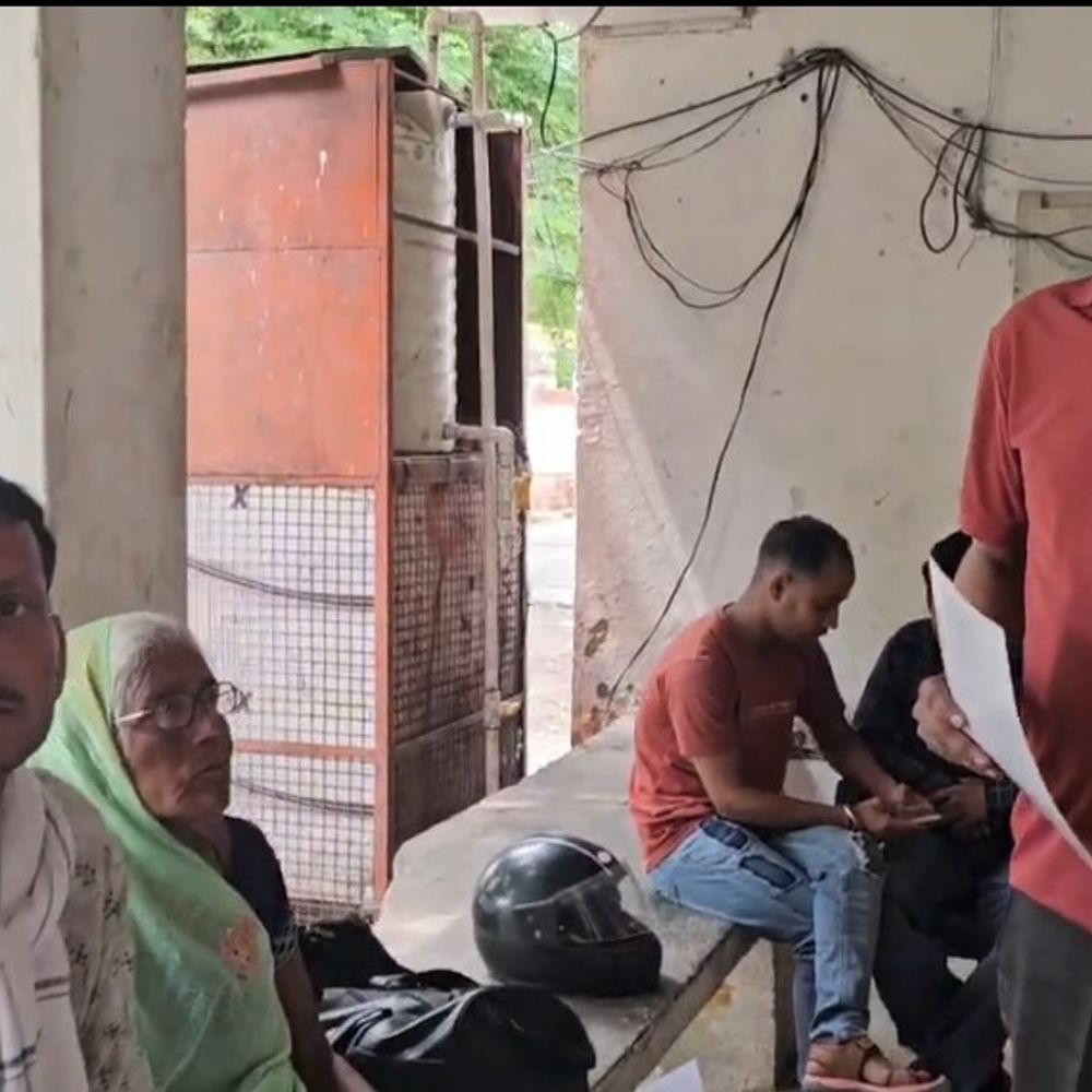 एटा में मृत व्यक्ति की जमीन का बैनामा:एटा में सामने आया फर्जीवाड़ा, सीओ ने कार्रवाई का आश्वासन दिया