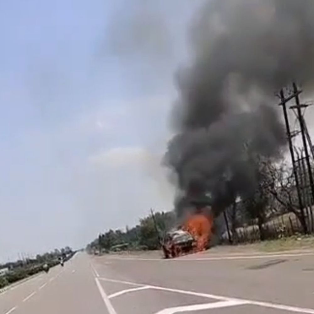 छतरपुर में चलती डस्टर कार में लगी आग:ब्रजपुरा फोरलेन पर चालक ने कूदकर बचाई जान, गाड़ी जलकर खाक