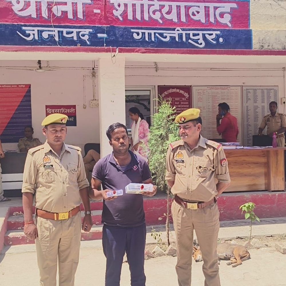 फर्जी इनकम टैक्स अधिकारी 6 दिन बाद गिरफ्तार:दुकानदारों से वसूली करता था, नकली आईडी और दो मोबाइल बरामद