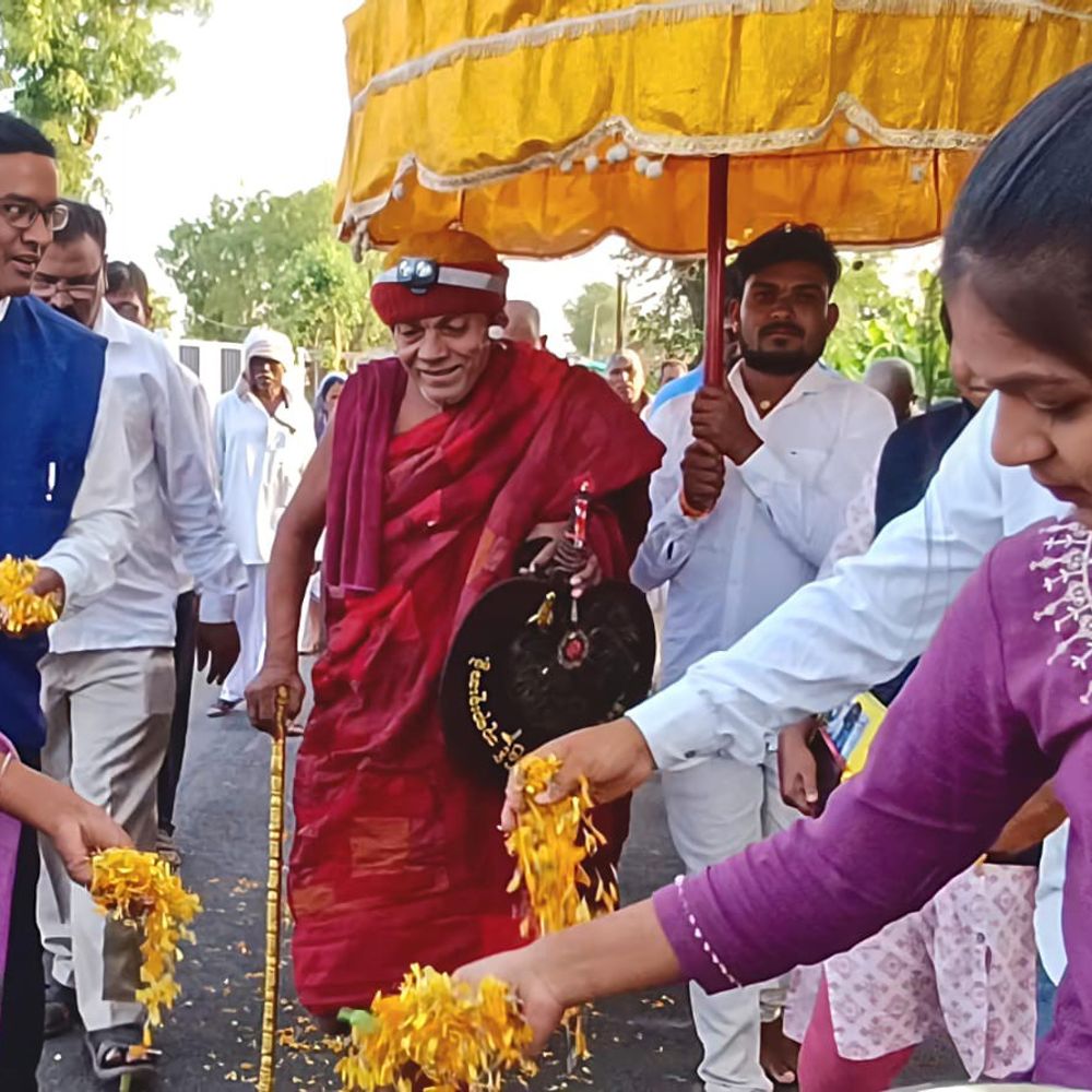 350 किमी पैदल धम्मयात्रा बुरहानपुर पहुंची:अकोला से शुरू हुई यात्रा का महू में होगा समापन