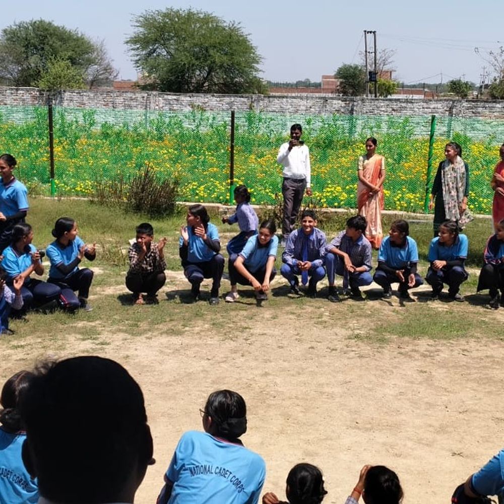 लखनऊ NCC कैडेट्स ने विशेष बच्चों से की मुलाकात:सामाजिक सरोकार के तहत खाद्य सामग्री बांटी और पौधे लगाए