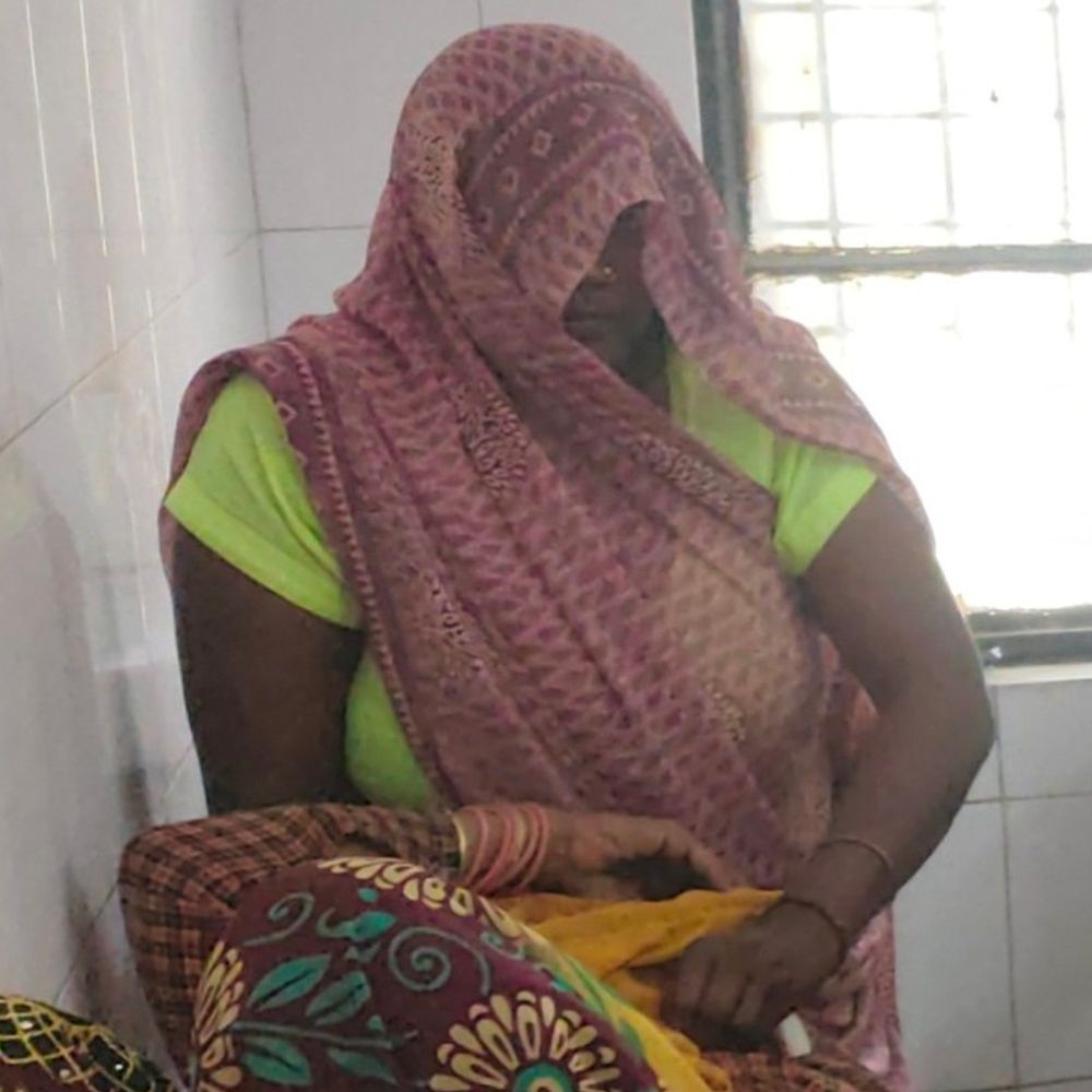 खेत पर गेहूं काट रही महिला पर हमला:जमीनी रंजिश में तमंचे की बट से हमला, कुंडल लूटने का आरोप