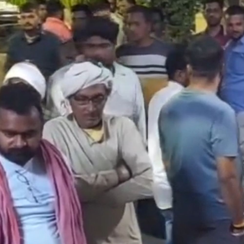 अम्बेडकरनगर में ट्रेलर ने कार और बाइक को टक्कर मारी:बाइक चालक की मौत, कार सवार सुरक्षित, ठेली लगाने वाला घायल