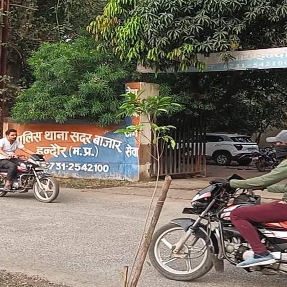 इंदौर में महिला आरक्षक ने किया सुसाइड का प्रयास:  फर्स्ट बटालियन के फ्लैट में फंदे पर लटकी मिली; हालत गंभीर, पुलिस जांच में जुटी – Indore News
