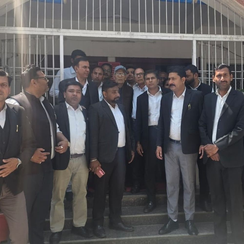 मेरठ बार का डीएम ऑफिस पर प्रदर्शन:अधिवक्ता पर हमले के आरोपियों की गिरफ्तारी की मांग, कार्रवाई नहीं हुई तो बड़ा आंदोलन करेंगे