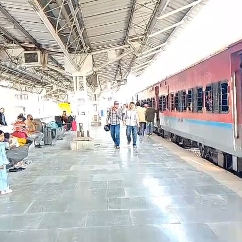 रेलवे ने उन्नाव में ट्रेनों को दिए अतिरिक्त ठहराव:इंटरसिटी और गोमती एक्सप्रेस समेत तीन ट्रेनें एक मिनट के लिए रुकेंगी