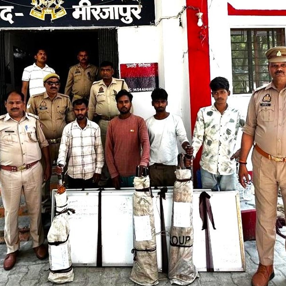 मिर्जापुर में सोलर पैनल के 4 शातिर चोर गिरफ्तार:चोरी की 6 सोलर प्लेट व 6 समरसेबल पम्प बरामद