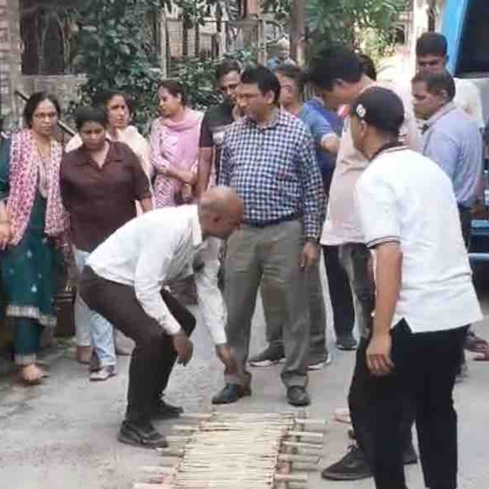 छात्र हर्षित भट्ट का अंतिम संस्कार,नोएडा में डूबने से मौत:गाजियाबाद के हिंडन घाट पर हुआ, गहरे गड्ढे में डूबा था