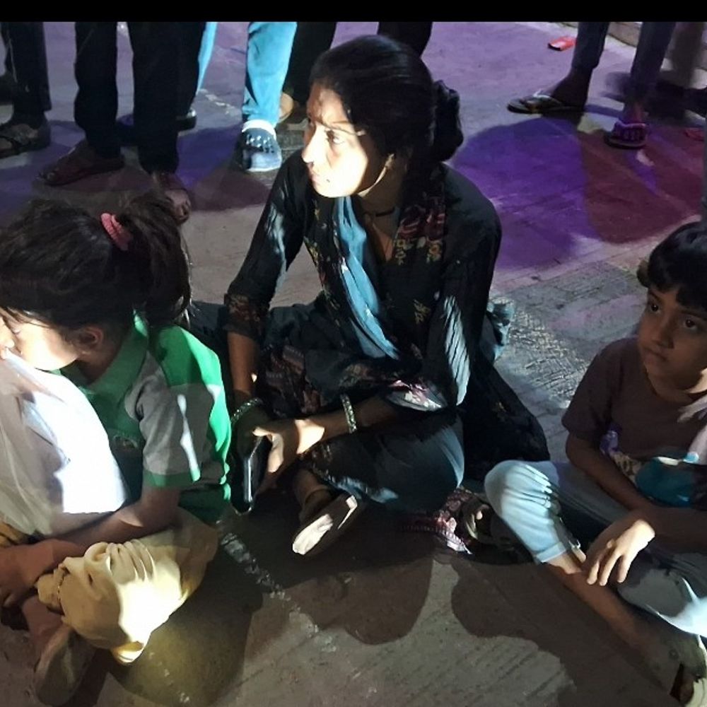 सतना में बच्चों संग महिला अस्पताल गेट पर बैठी:पति-ससुराल पर प्रताड़ना का लगाया आरोप, समझाइश के बाद हटी