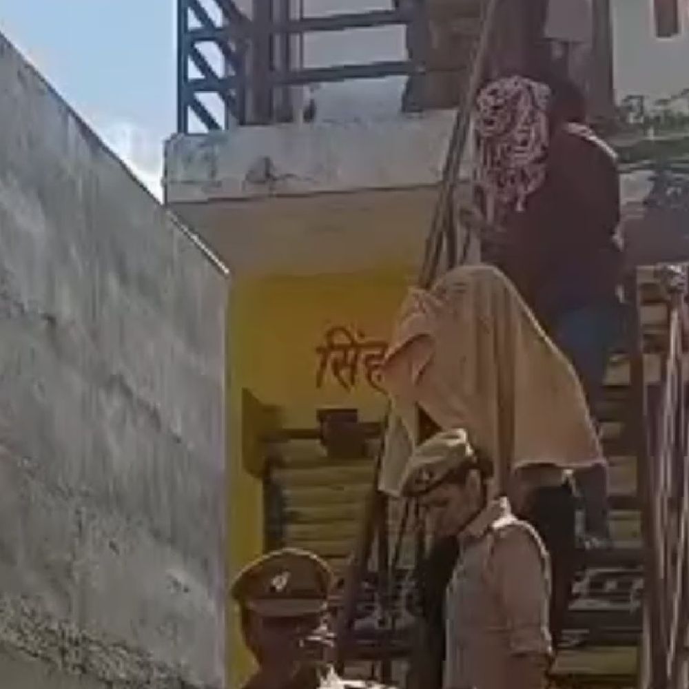 देवरिया में पुलिस-मजिस्ट्रेट की संयुक्त छापेमारी:कई स्पा सेंटरों पर कार्रवाई, संदिग्ध हालात में जोड़े हिरासत में