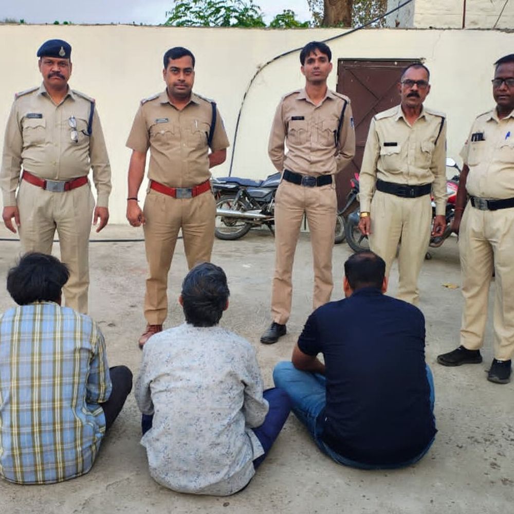 महवा चोरी का खुलासा, 3 आरोपी और 1 नाबालिग गिरफ्तार:एक फरार, ₹1.80 लाख नकद, सोने के टॉप्स बरामद