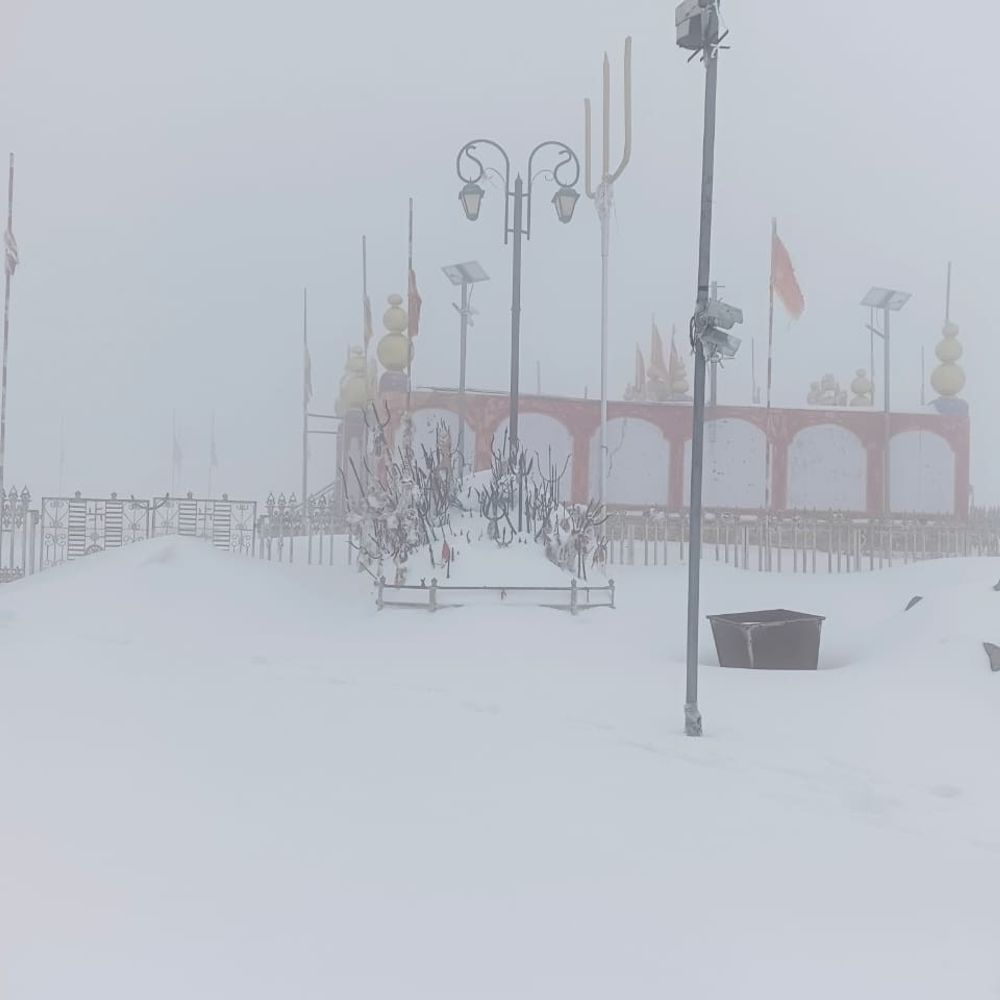 मंडी का शिकारी देवी मंदिर तीन फीट बर्फ से ढका:  अप्रैल से भारी बर्फबारी से मंदिर तक पहुंचना मुश्किल, पुजारी ने बाहर की पूजा – Mandi (Himachal Pradesh) News