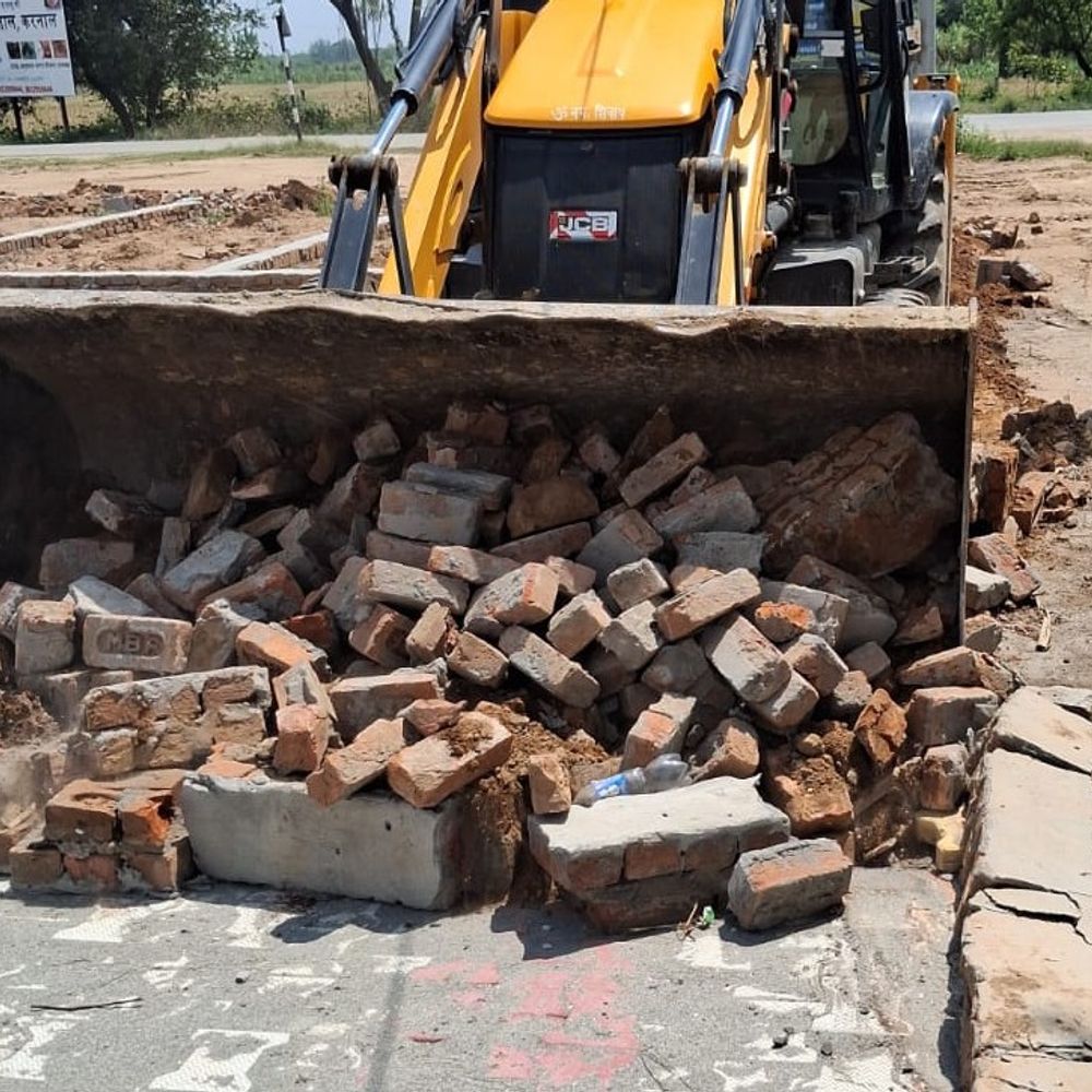 29 बीघा में फैली अवैध कॉलोनियों पर चला बुलडोजर:कैराना में चार स्थानों पर कार्रवाई, नोटिस के बाद भी नहीं हटी प्लॉटिंग