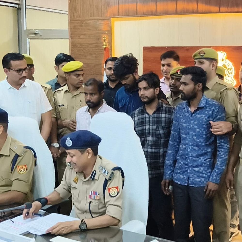 उन्नाव पुलिस ने लूटेरे गिरोह का किया पर्दाफाश:कार में सवारी बैठाकर लूटते थे, चार आरोपी गिरफ्तार; हथियार बरामद