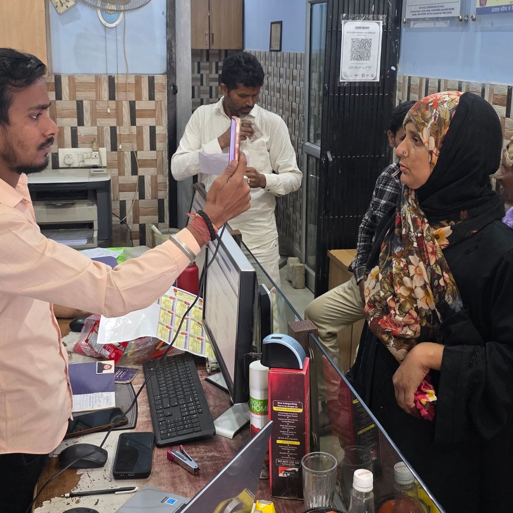 संभल में मजदूर को नहीं मिला गैस सिलेंडर:बुकिंग के बाद भी 10 दिन से चूल्हे पर पक रही रोटी, इंडियन गैस एजेंसी पर तीसरे दिन डिलीवरी