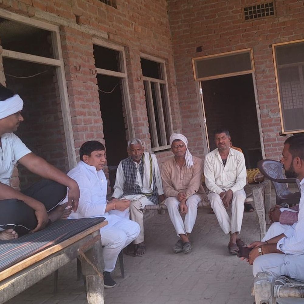 संभल के मृतक पिता-पुत्र के परिवार की आर्थिक मदद:बीजेपी नेता ने 8 लाख की मदद का ऐलान किया, खर्च को ₹10,000 प्रतिमाह देंगे