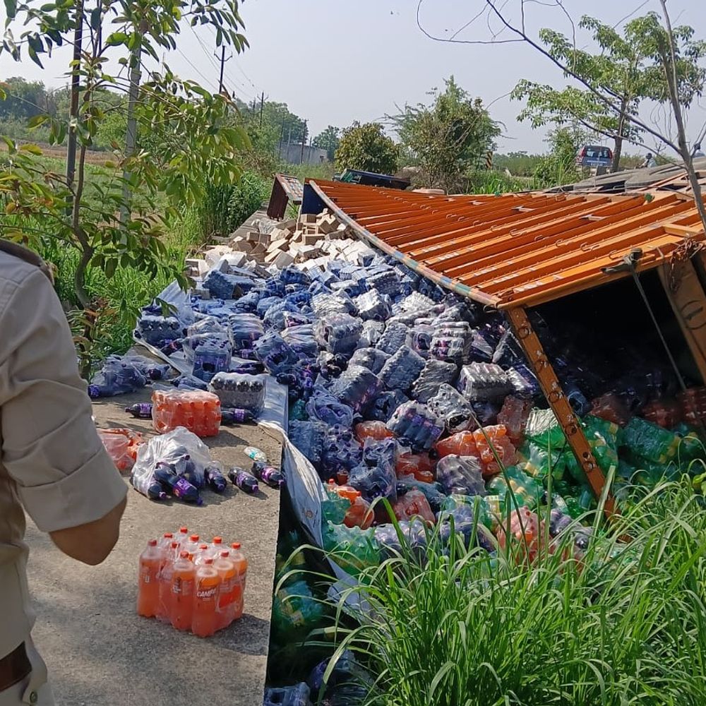 कोल्ड ड्रिंक से लदा ट्रक सड़क किनारे गड्ढे में पलटा:हापुड़-बुलंदशहर मार्ग पर हादसा, पुलिस ने हाईवे से हटवाया; चालक घायल