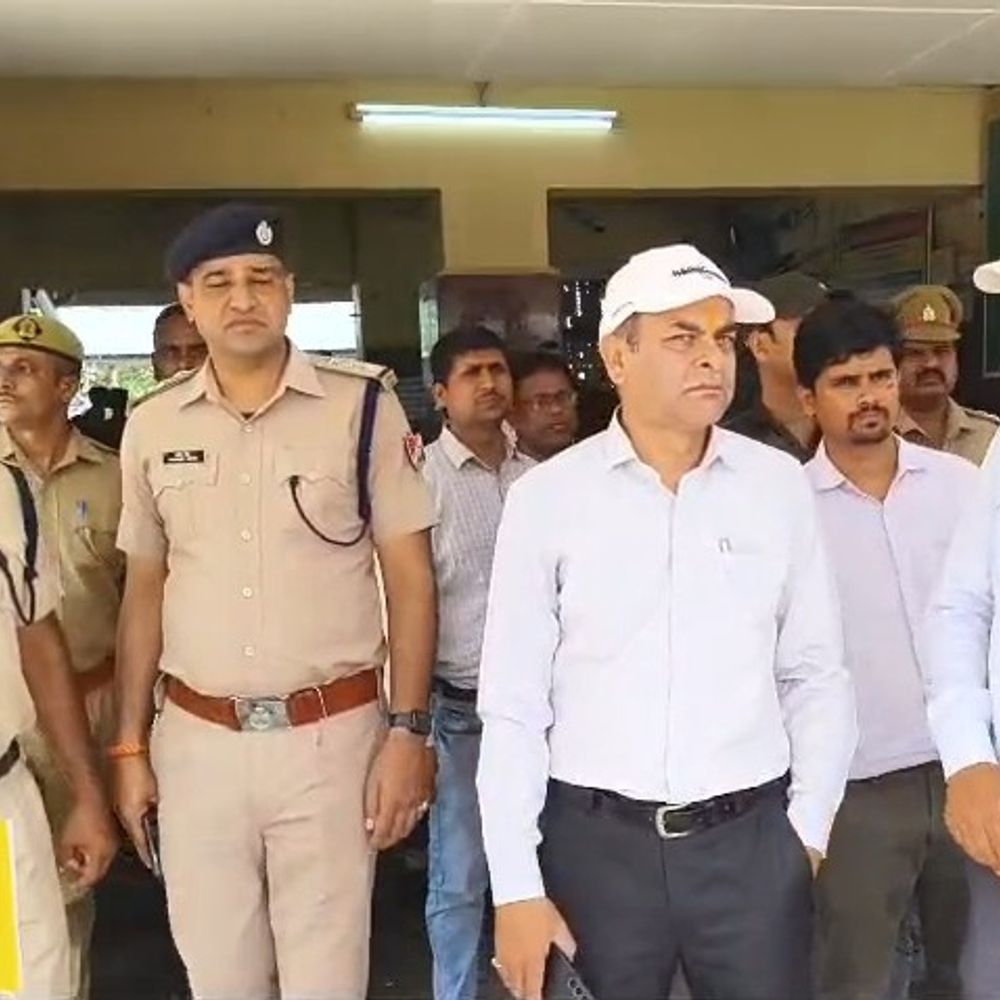 महोबा स्टेशन पर गंदगी देख भड़के DRM:अमृत भारत स्टेशन योजना के तहत निरीक्षण में मिलीं खामियां, कर्मचारियों को लगाई फटकार