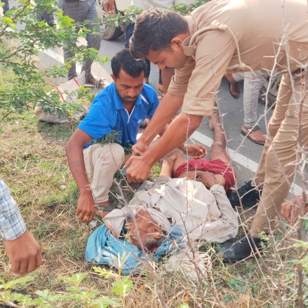 डग्गा गाड़ी ने दंपत्ति को मारी टक्कर, पति की मौत:बांदा में पत्नी गंभीर रूप से घायल, समाजसेवी ने पहुंचाया अस्पताल, उपचार जारी