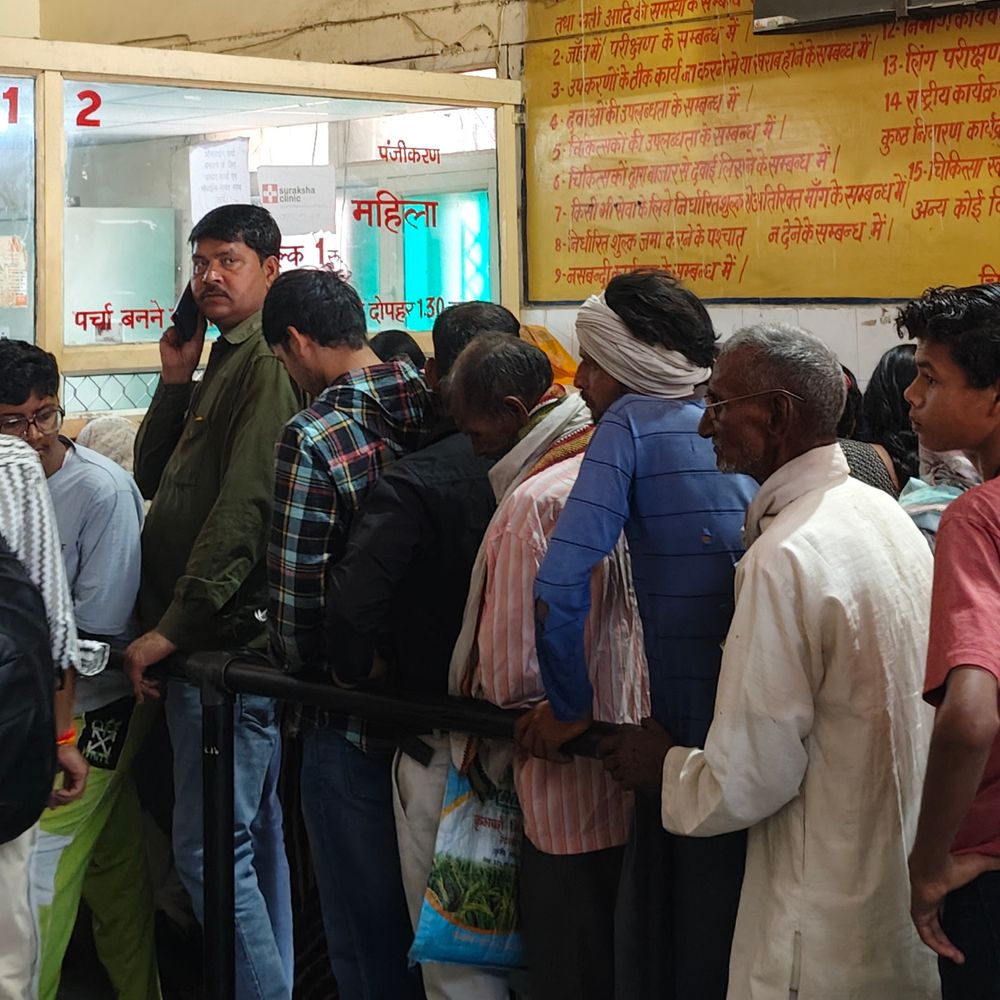 हाथरस में मौसमी बीमारियों का प्रकोप बढ़ा:बारिश और मौसम में बदलाव से बढ़ी मरीजों की संख्या