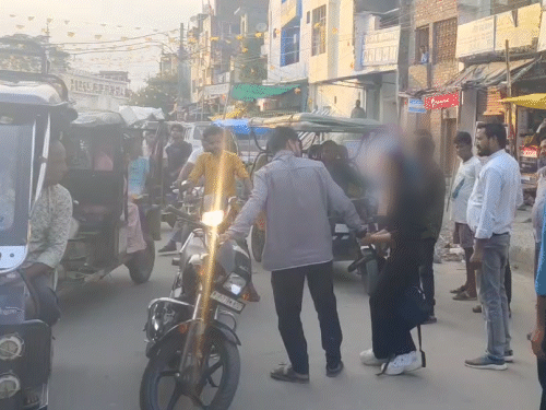 छात्रा को पकड़कर खींचा, बाइक पर बैठाने लगा, VIDEO:फतेहपुर में बीच सड़क छेड़खानी की, विरोध पर बोला- मेरी गर्लफ्रेंड है, दूर रहो