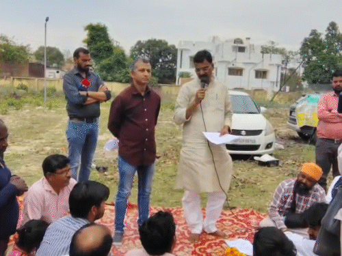 सांसद बोले- मिश्राजी, पांडेयजी...पिसने से बचाओ:सीतापुर में बिजलीकर्मियों के धरने में राकेश राठौर ने कहा- आउटसोर्सिंग शोषण का तरीका