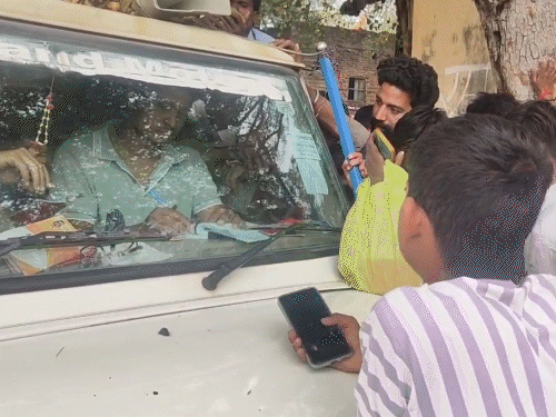 चतरा में गैस सिलिंडर को लेकर हाथापाई:  घंटों लाइन में लगे, नहीं मिला सिलिंडर, एजेंसी कर्मियों से उलझे, कालाबाजारी का आरोप – Chatra News