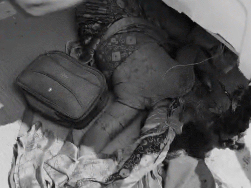 गाजीपुर में टूरिस्ट बस पलटी, 2 महिलाओं की मौत:कई पहिए के नीचे दबे; महाराष्ट्र से 50 लोग काशी घूमने आए थे