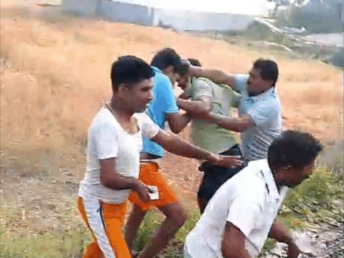 नालंदा में दो पक्षों में मारपीट का वीडियो वायरल:लाठी-डंडे के साथ ईंट-पत्थर भी चले, जेडीयू नेता पर वार्ड पार्षद पति का हाथ तोड़ने का आरोप