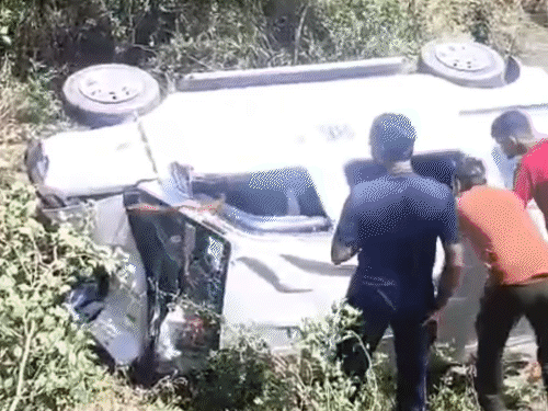 जालौन में तेज रफ्तार स्कूल वैन खाई में पलटी:5 बच्चे समेत 7 लोग घायल, 18 लोगों को लेकर जा रही थी गाड़ी