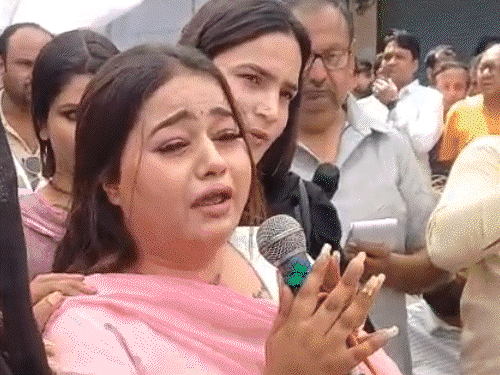 मेरठ बंद, दुकानों की सीलिंग देखकर किन्नर रो पड़ी:सपा का स्टिकर लगा खाना बांटने पर भड़के भाजपाई, कहा- राजनीति हो रही