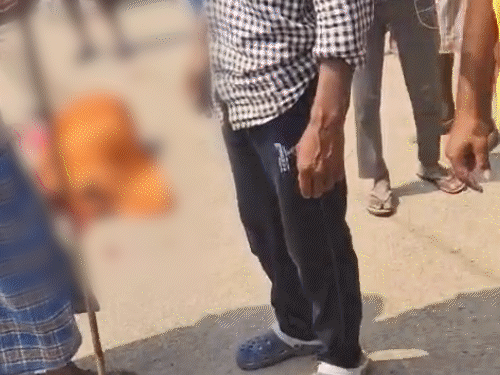 औरंगाबाद में डंपर ने बाइक में मारी टक्कर:मां की मौके पर मौत, गैस सिलेंडर लेने एजेंसी पर जा रही थी; बेटे की हालत गंभीर