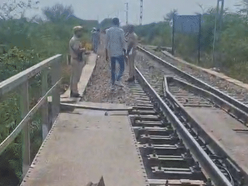 चित्तौड़गढ़ में मालगाड़ी पलटाने की कोशिश:ट्रैक पर रखी 17-फीट लंबी रेल लाइन; नदी में गिरने से बची ट्रैन