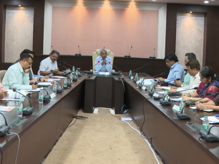 मुख्य सचिव बोले- ‘मैं चीफ कम्प्लेंट ऑफिसर बन गया हूं’:  वन-राजस्व सीमा विवादों में उलझे अफसर; ACS दीपाली बोलीं- ग्राउंड रियलिटी अलग – Bhopal News