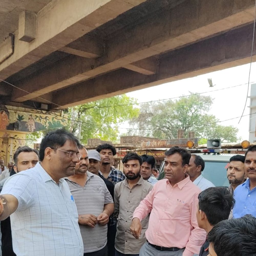 कर्वी में अतिक्रमण हटाओ अभियान:15 लोगों पर जुर्माना, ₹14,500 वसूले; सामान जब्त