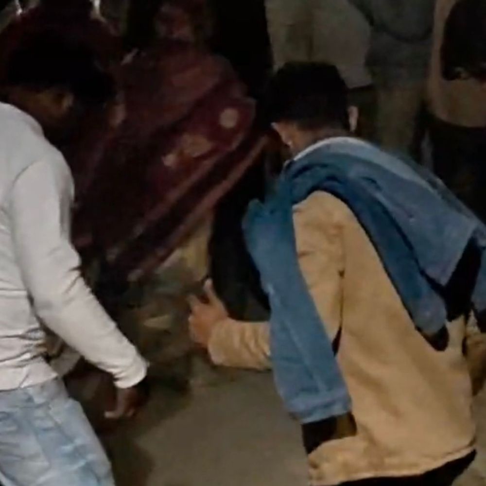 महराजगंज के भिटौली में सड़क हादसा, युवक की मौत:पिकअप ने मारी टक्कर, महिला और बच्चा गंभीर रूप से घायल