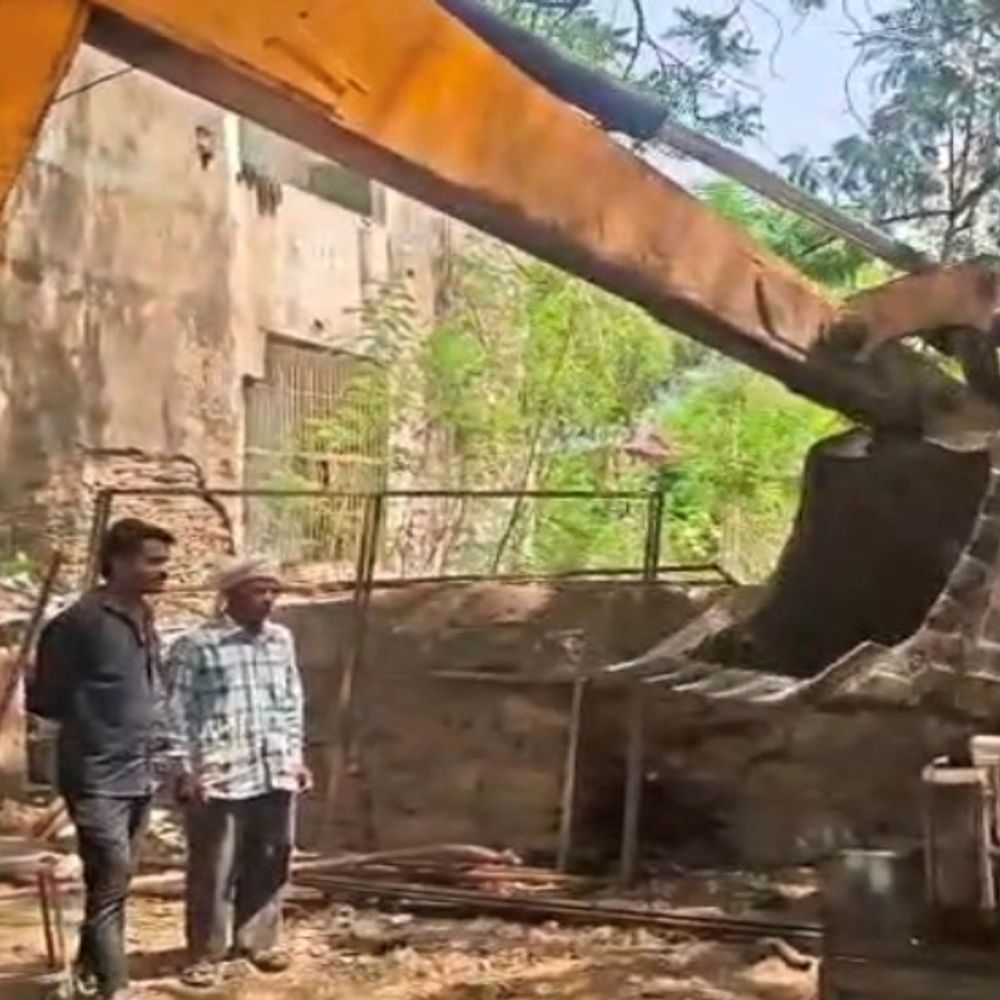 सड़क पर अतिक्रमण, डूंगरपुर नगर परिषद ने की कार्रवाई:कबाड़ जब्त, केबिन सीज; 5 हजार का जुर्माना भी वसूला