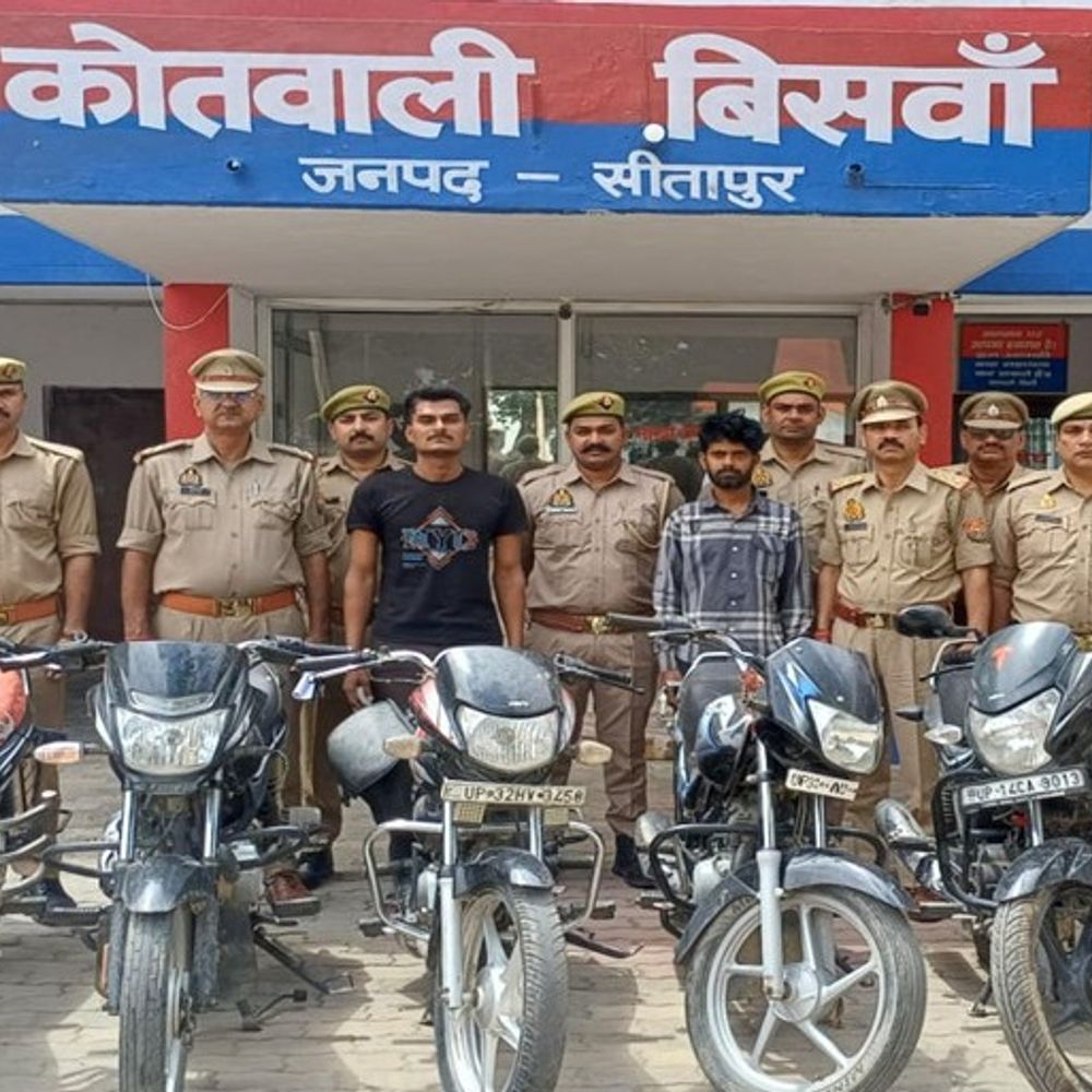 सीतापुर में हिस्ट्रीशीटर समेत दो शातिर गिरफ्तार, 6 बाइक बरामद:लखनऊ में छिपाकर रखी चोरी की 6 बाइकें मिलीं, रेकी के बाद चुराते थे
