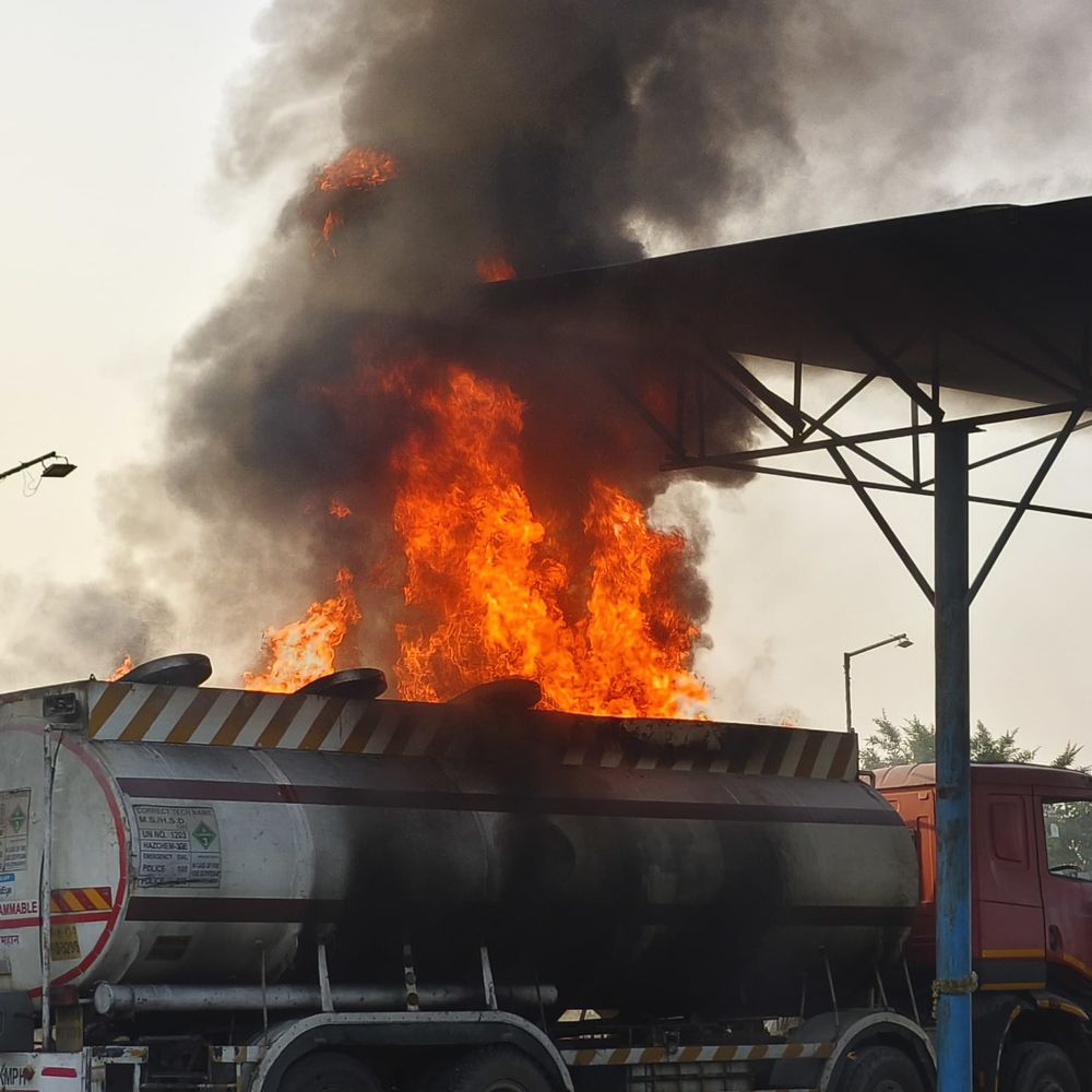 बायोफ्यूल सेंटर पर खड़े टैंकर में लगी आग:सुपौल में गैस बनने के कारण आग की आशंका, जान बचाने भागे लोग